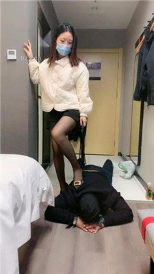 图片[3]_【小雅老师】黑丝高跟踩踏脚底喂食-喝圣水【完整版_HD绳艺资源