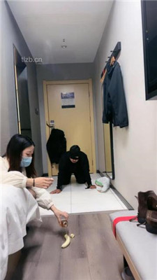 图片[10]_【小雅老师】黑丝高跟踩踏脚底喂食-喝圣水【完整版_HD绳艺资源