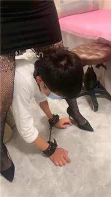 图片[13]_【木子大大】美容院技师黑网袜高跟虐奴_HD绳艺资源