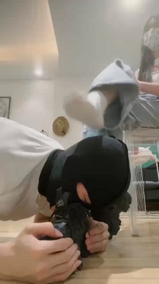 图片[1]_【樱子大人】磕头求圣水/闻舔运动鞋白袜裸足 bf32201_HD绳艺资源