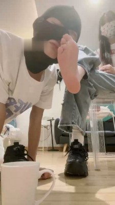 图片[1]_【樱子大人】磕头求圣水/闻舔运动鞋白袜裸足 bf32201_HD绳艺资源