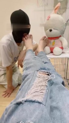 图片[1]_【樱子大人】磕头求圣水/闻舔运动鞋白袜裸足 bf32201_HD绳艺资源