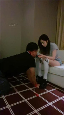 图片[4]_【不知名美女】掐拧胳膊-及膝袜捂脸窒息/数据线狠抽/踩踏_HD绳艺资源