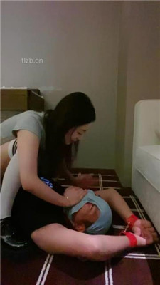 图片[7]_【不知名美女】掐拧胳膊-及膝袜捂脸窒息/数据线狠抽/踩踏_HD绳艺资源