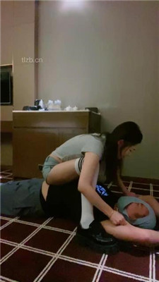 图片[8]_【不知名美女】掐拧胳膊-及膝袜捂脸窒息/数据线狠抽/踩踏_HD绳艺资源