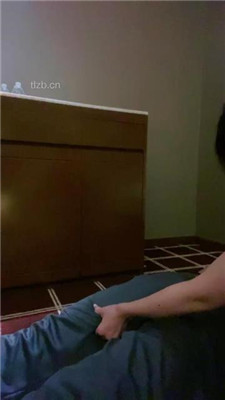 图片[11]_【不知名美女】掐拧胳膊-及膝袜捂脸窒息/数据线狠抽/踩踏_HD绳艺资源