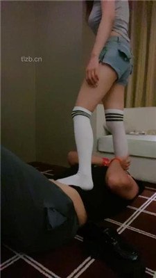 图片[14]_【不知名美女】掐拧胳膊-及膝袜捂脸窒息/数据线狠抽/踩踏_HD绳艺资源