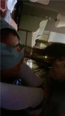 图片[17]_【不知名美女】掐拧胳膊-及膝袜捂脸窒息/数据线狠抽/踩踏_HD绳艺资源