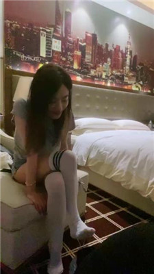 图片[20]_【不知名美女】掐拧胳膊-及膝袜捂脸窒息/数据线狠抽/踩踏_HD绳艺资源