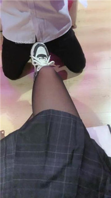 【于于鱼】高跟踩踏碾压-狗链拴狗-舔运动鞋黑丝高跟_HD绳艺资源