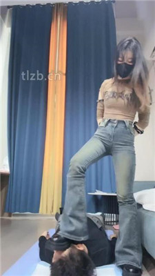 【不期而遇】牛仔裤臀下羞辱-圣水-闻超臭白袜-踩踏_HD绳艺资源