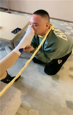 图片[14]_【酒鸽】双S-人体烟灰缸-长靴小白鞋踩/踩踏/骑马/闻臭白袜_HD绳艺资源