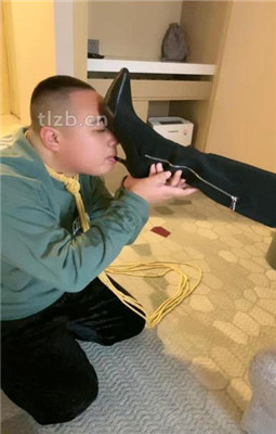 图片[20]_【酒鸽】双S-人体烟灰缸-长靴小白鞋踩/踩踏/骑马/闻臭白袜_HD绳艺资源