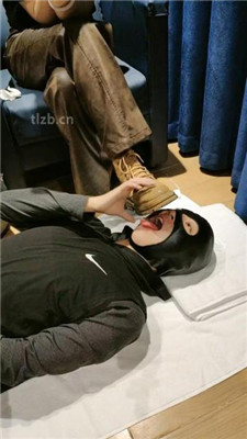 图片[2]_【玥野兔】短靴白棉袜踩狗脸_HD绳艺资源