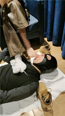 图片[6]_【玥野兔】短靴白棉袜踩狗脸_HD绳艺资源