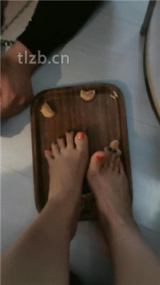 图片[3]_【西安天使】桌下视角恋足舔-踩踏喂食_HD绳艺资源