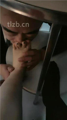 图片[4]_【西安天使】桌下视角恋足舔-踩踏喂食_HD绳艺资源