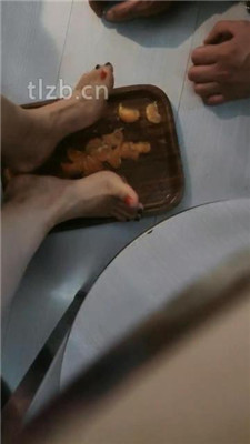 图片[6]_【西安天使】桌下视角恋足舔-踩踏喂食_HD绳艺资源