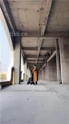 【辣姐】户外荒地遛狗-藤条抽/舔泥巴脏鞋底/骑马_HD绳艺资源