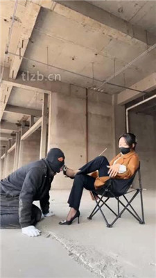 图片[2]_【辣姐】户外荒地遛狗-藤条抽/舔泥巴脏鞋底/骑马_HD绳艺资源