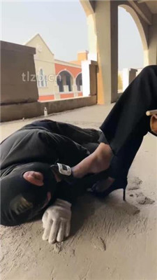 图片[3]_【辣姐】户外荒地遛狗-藤条抽/舔泥巴脏鞋底/骑马_HD绳艺资源