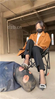 图片[18]_【辣姐】户外荒地遛狗-藤条抽/舔泥巴脏鞋底/骑马_HD绳艺资源