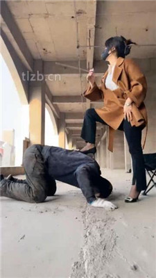 图片[19]_【辣姐】户外荒地遛狗-藤条抽/舔泥巴脏鞋底/骑马_HD绳艺资源