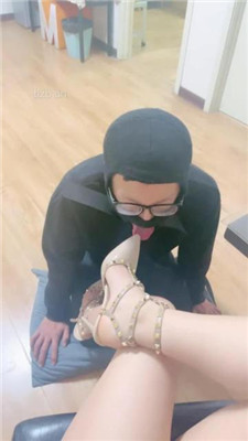 图片[4]_【嘉一】跪舔铆钉高跟美足_HD绳艺资源