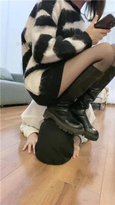 图片[17]_【奶味茶茶】长靴黑丝玩弄-踩头踩踏/踢裆/对镜羞辱插嘴_HD绳艺资源