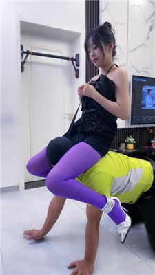 【麋鹿银儿】双S-紫丝袜诱惑/骑马爬行/藤条抽/踩踏/揪耳朵插嘴_HD绳艺资源