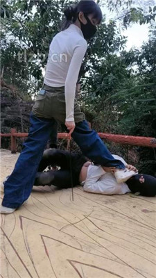 图片[19]_【高难度挑战美学】双S-女神户外遛狗-绑树上酷刑惩治【双视角版】_HD绳艺资源