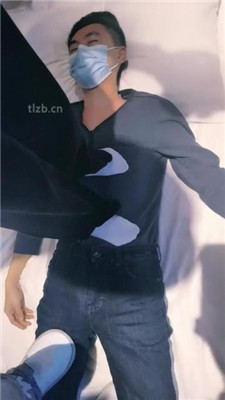 【蔓越莓】双S-白袜脚踩地毯狗【完整版】_HD绳艺资源