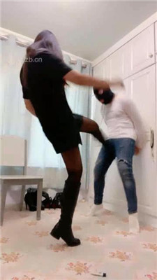 【伊兮夫妻】长靴黑丝暗黑系-靴底踩头-踢踹_HD绳艺资源