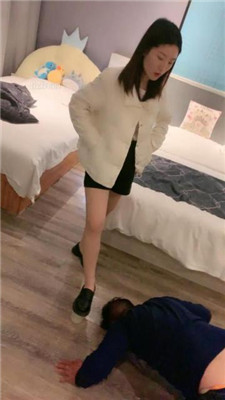 图片[13]_【小雅老师】艺术吸香水/喝圣水/舔脏鞋底/踹狗头/耳光_HD绳艺资源