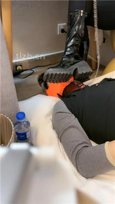 【玥野兔】桌底视角-长靴黑棉袜踩狗_HD绳艺资源