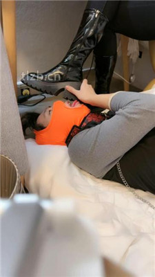 图片[3]_【玥野兔】桌底视角-长靴黑棉袜踩狗_HD绳艺资源