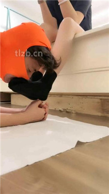 【玥野兔】黑棉袜裸足踩贱狗_HD绳艺资源