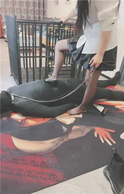 图片[7]_【芷镜小主】短靴-黑丝高跟全体重踩地毯_HD绳艺资源