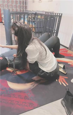 图片[8]_【芷镜小主】短靴-黑丝高跟全体重踩地毯_HD绳艺资源