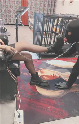 图片[11]_【芷镜小主】短靴-黑丝高跟全体重踩地毯_HD绳艺资源