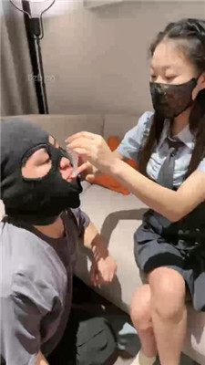 【菜小心】情侣主虐绿帽-闻脚猜主人/混合圣水泡面【完整版】_HD绳艺资源