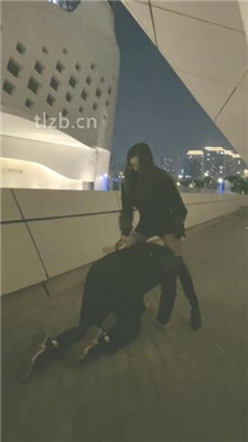 【扶桑】户外遛狗-长靴全体重踩踏_HD绳艺资源