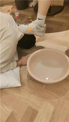 【青岛00后S】情侣主-喝圣水/舔脏鞋/清理臭袜子/脚喂食_HD绳艺资源