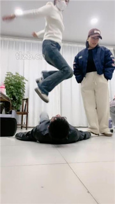 图片[5]_【橙子大大】双S-运动鞋高难度挑战踢踹踩踏【双视角版】_HD绳艺资源