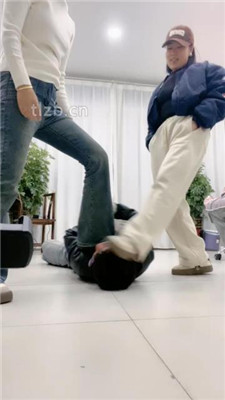 图片[7]_【橙子大大】双S-运动鞋高难度挑战踢踹踩踏【双视角版】_HD绳艺资源