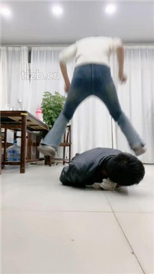 图片[16]_【橙子大大】双S-运动鞋高难度挑战踢踹踩踏【双视角版】_HD绳艺资源