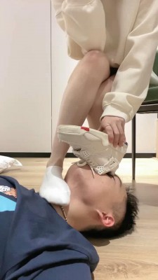 图片[3]_【奶味茶茶】运动鞋碾压吸味/白船袜踩头/骑夹脖子_HD绳艺资源