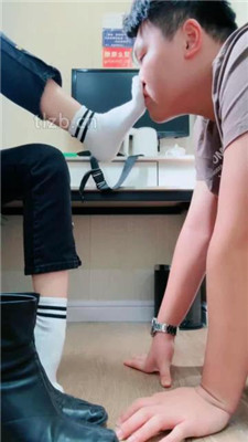 【紫琳】跪舔黑丝白袜裸足-短靴踩狗头_HD绳艺资源