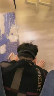 【魅儿s】脚下喂食/喝圣水/裸足踩狗脸_HD绳艺资源