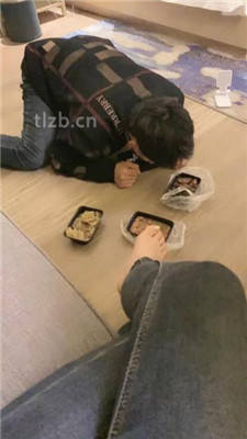 图片[3]_【魅儿s】脚下喂食/喝圣水/裸足踩狗脸_HD绳艺资源